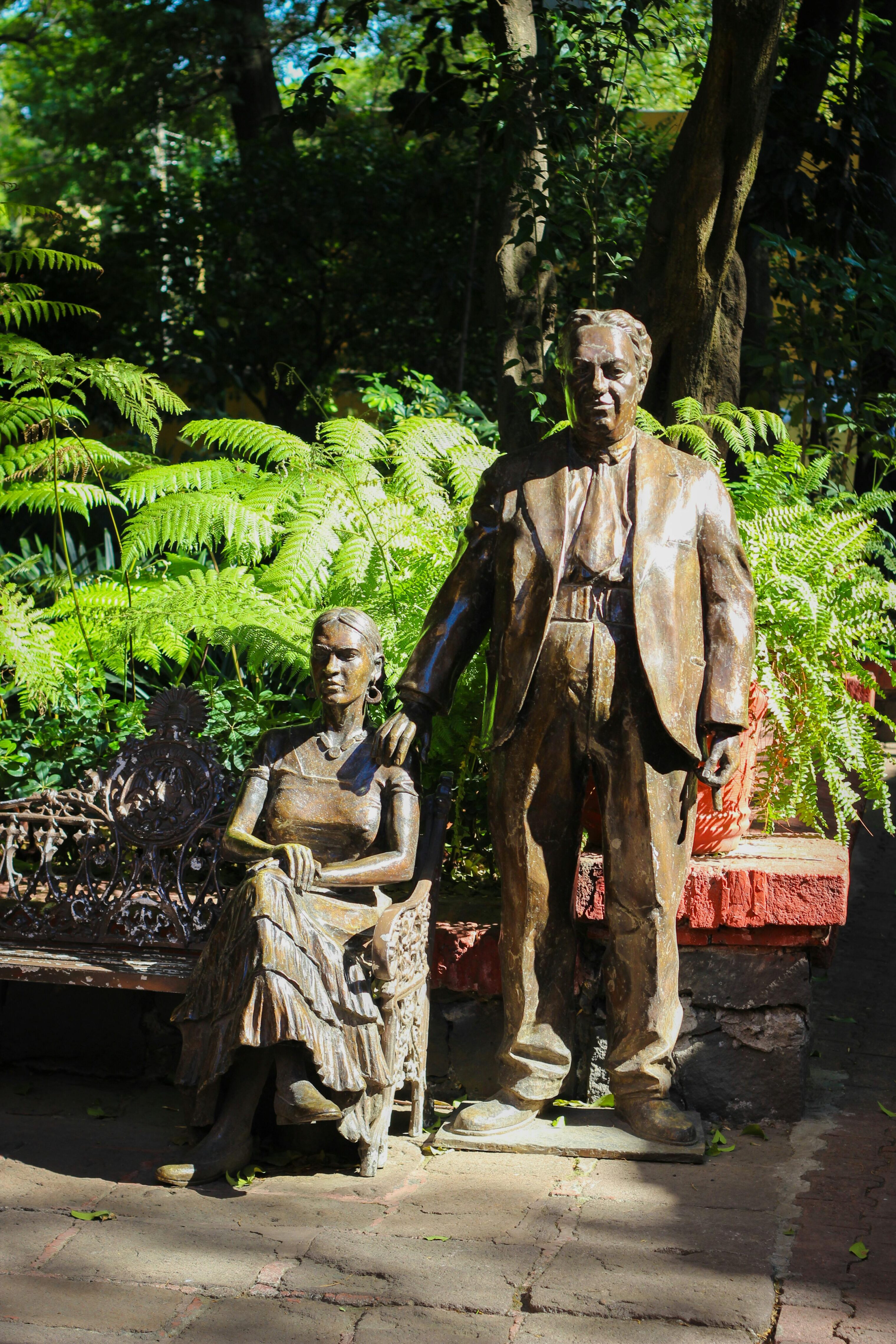 A brass statue of Diego Rivera with his hand on the shoulder of Frida Kahlo